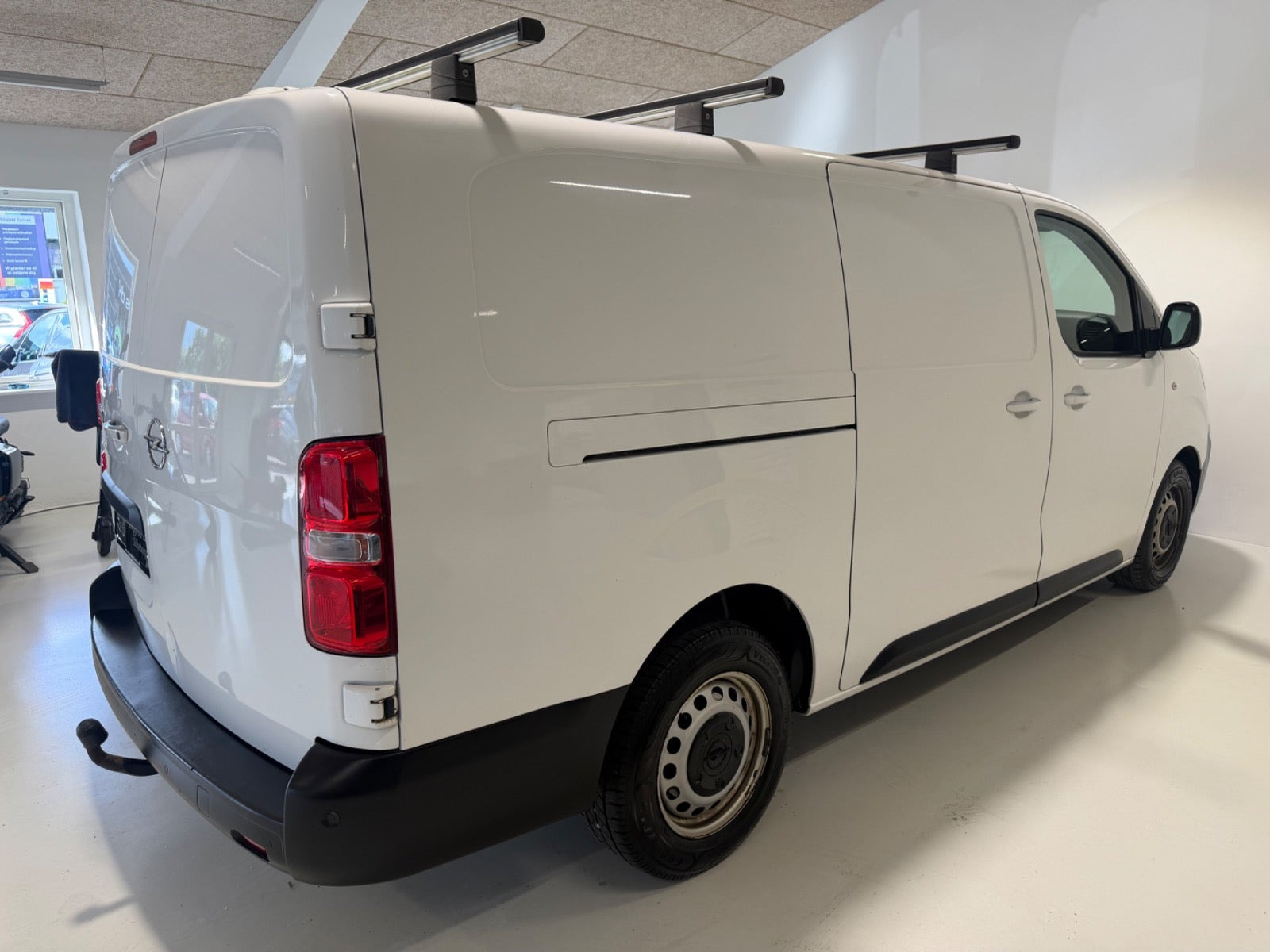 Hvid Opel Vivaro fra 2021