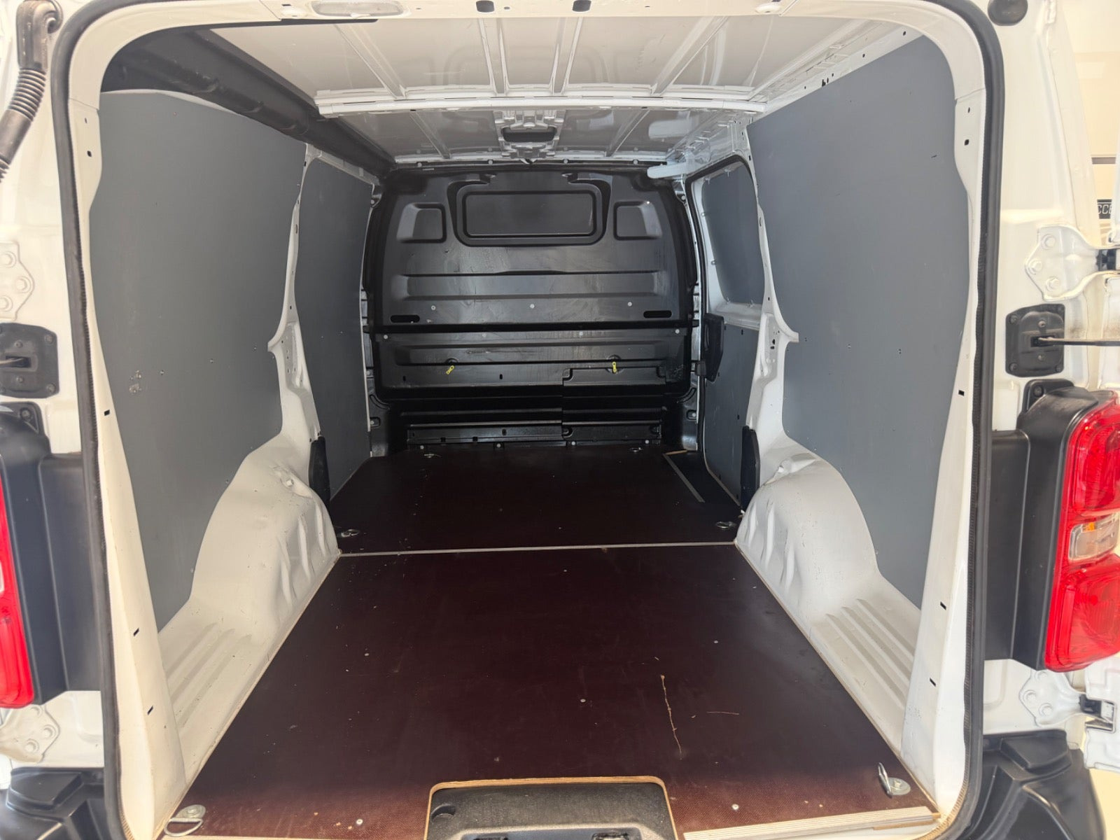 Hvid Opel Vivaro fra 2021