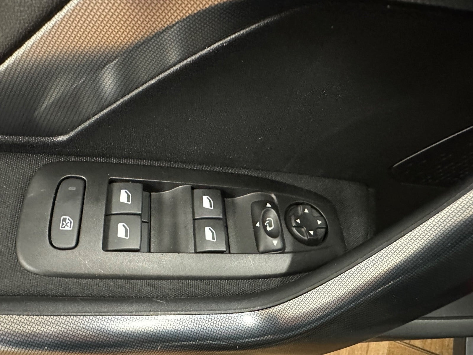 Sort Peugeot 2008 fra 2019