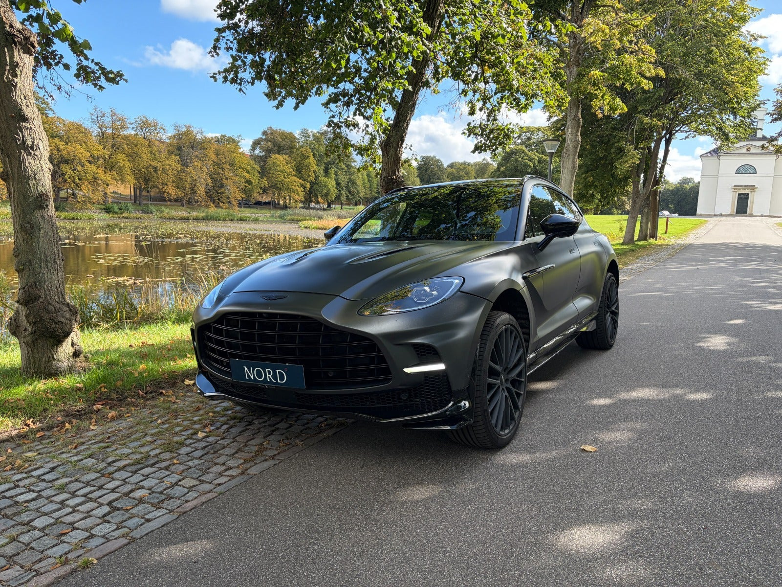 Grå Aston Martin DBX707 fra 2023
