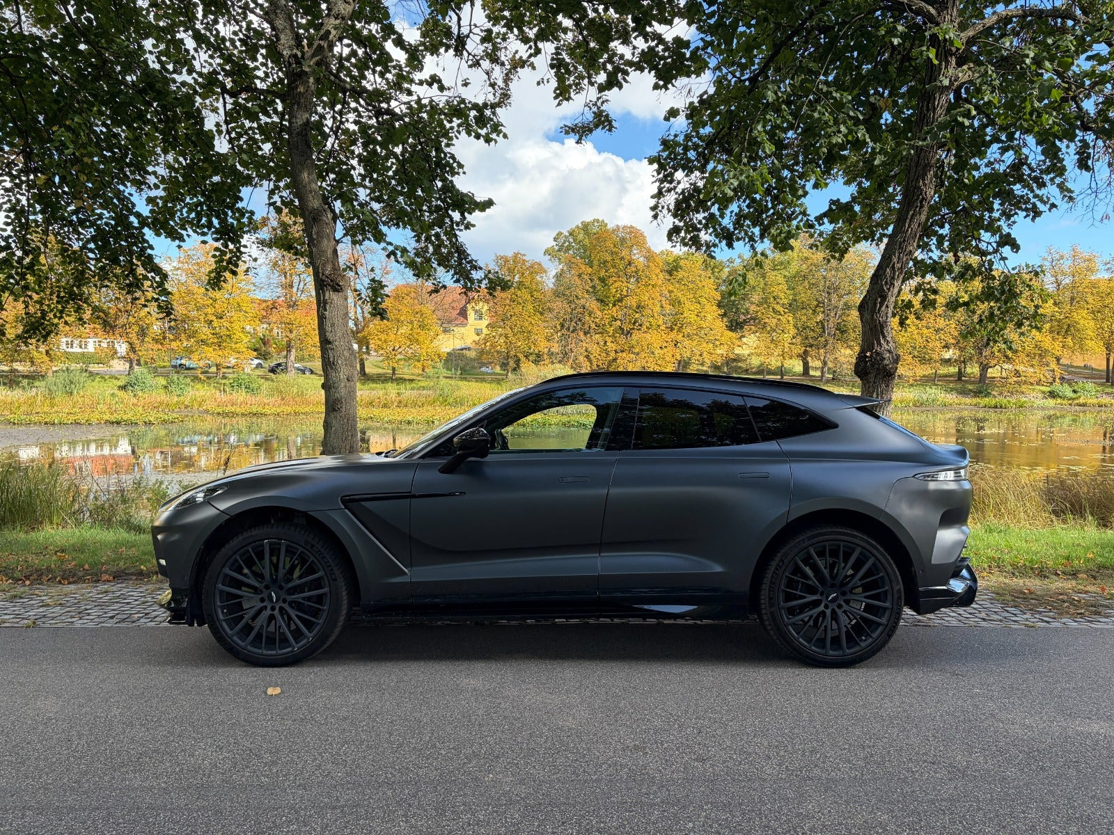 Grå Aston Martin DBX707 fra 2023