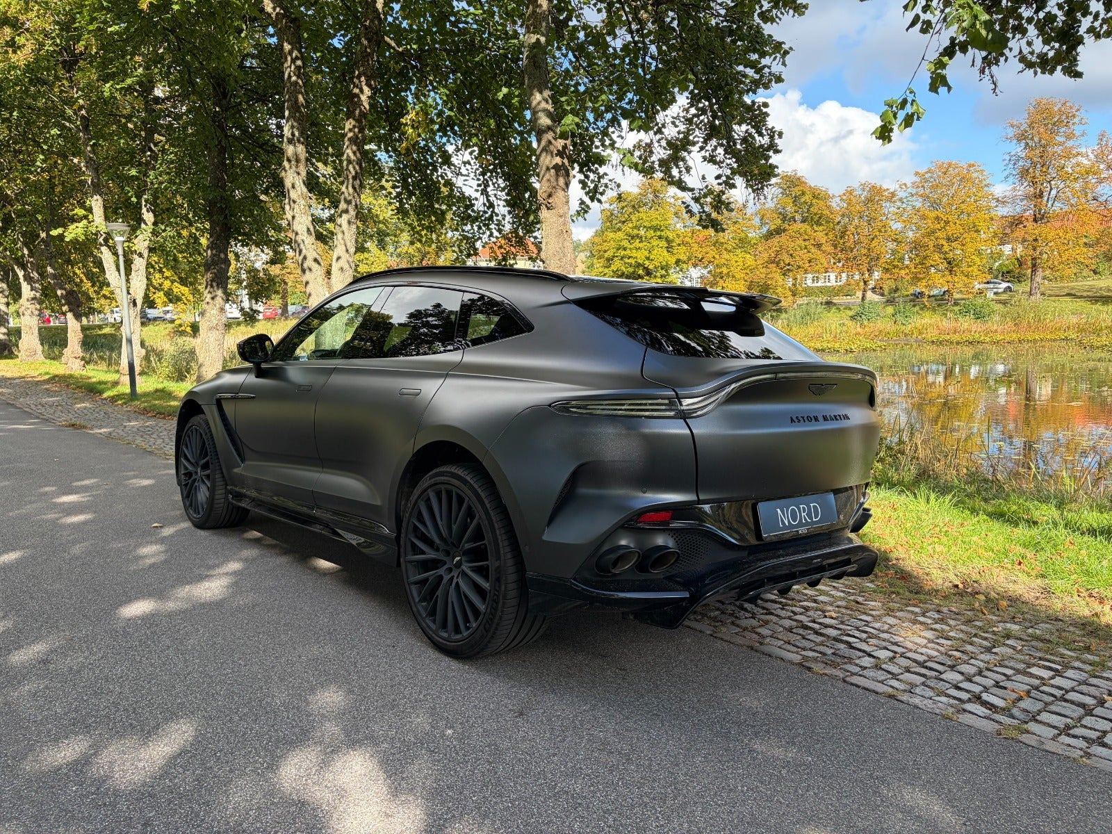 Grå Aston Martin DBX707 fra 2023