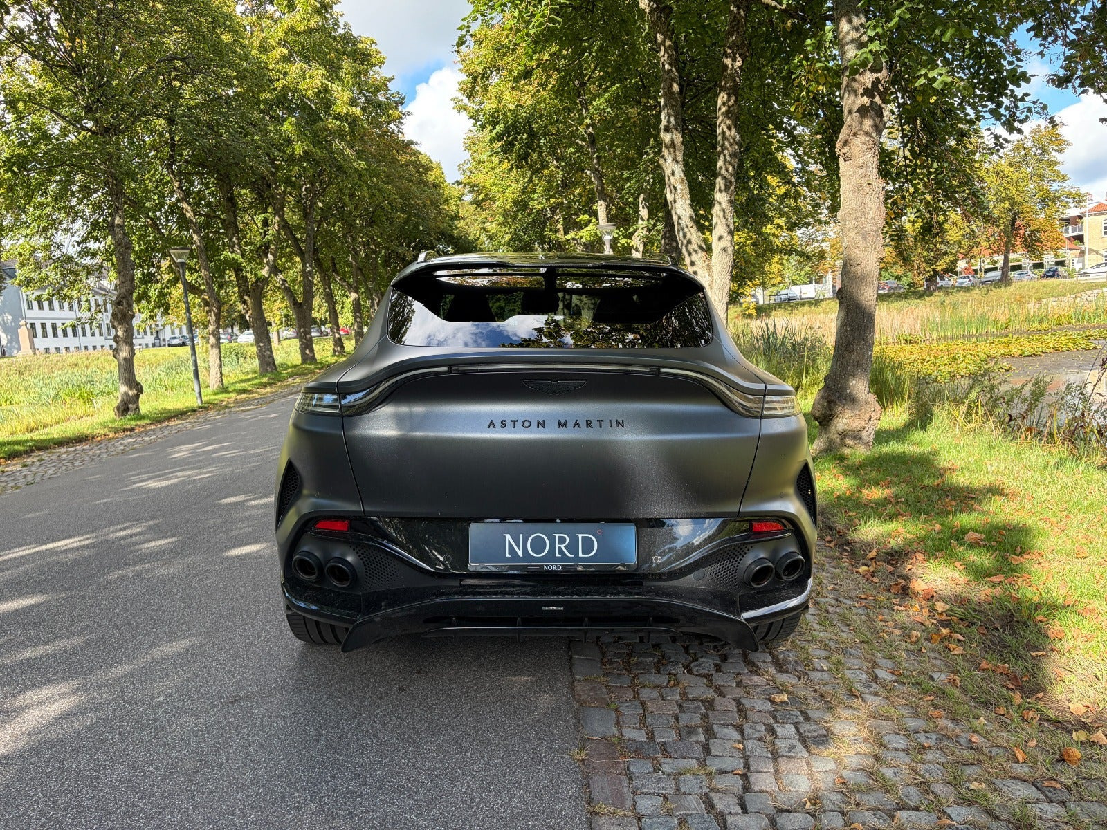 Grå Aston Martin DBX707 fra 2023