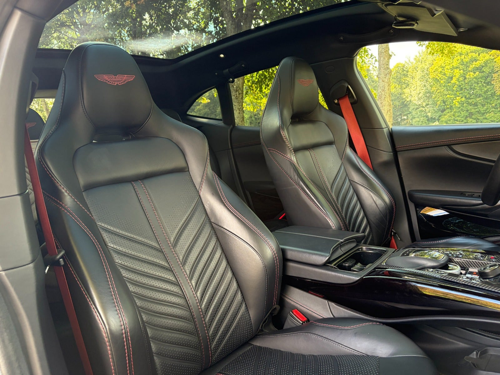 Grå Aston Martin DBX707 fra 2023