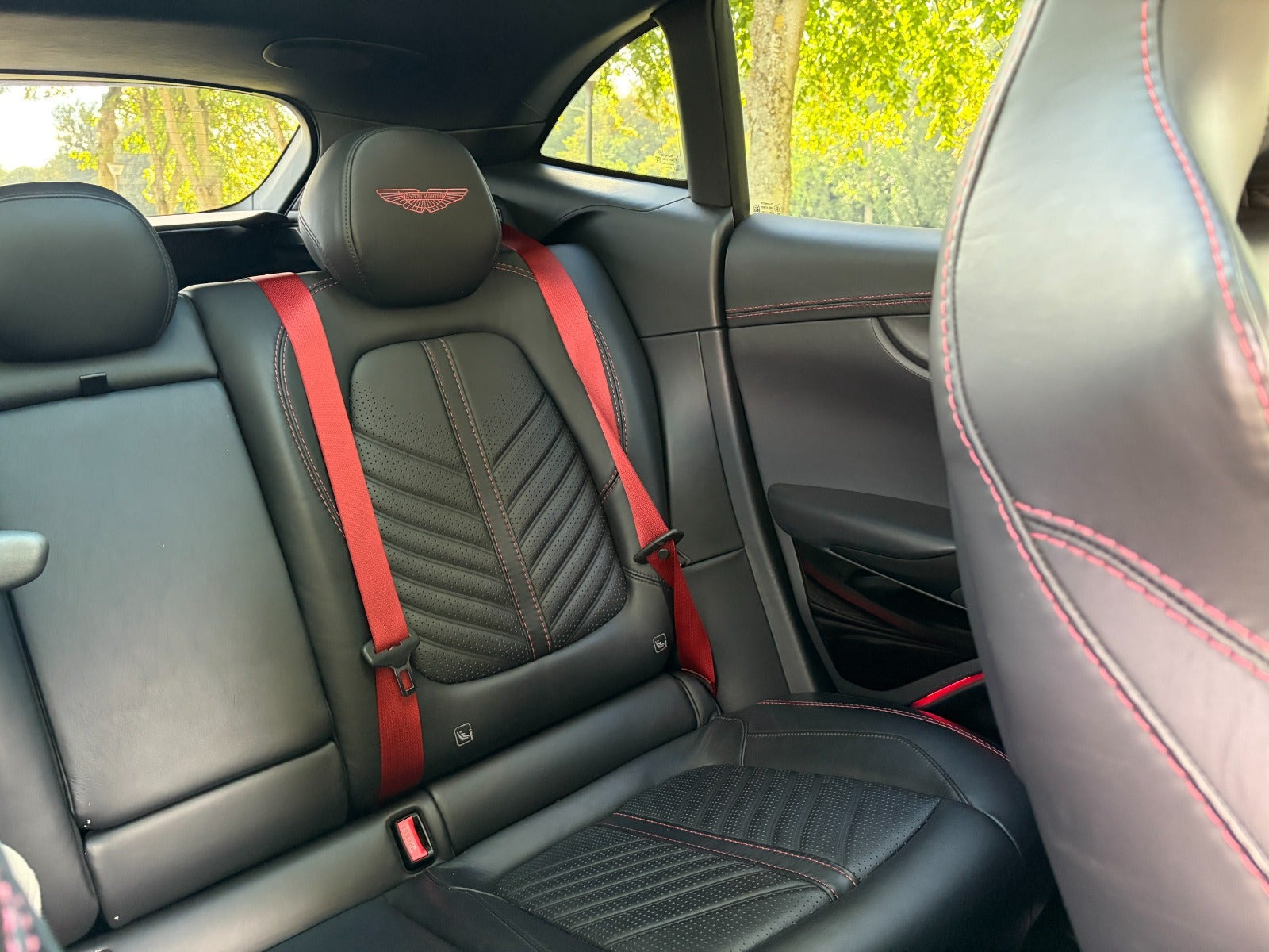 Grå Aston Martin DBX707 fra 2023