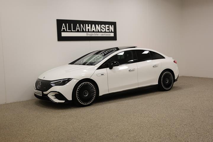 Hvid Mercedes EQE53 fra 2023 set udefra