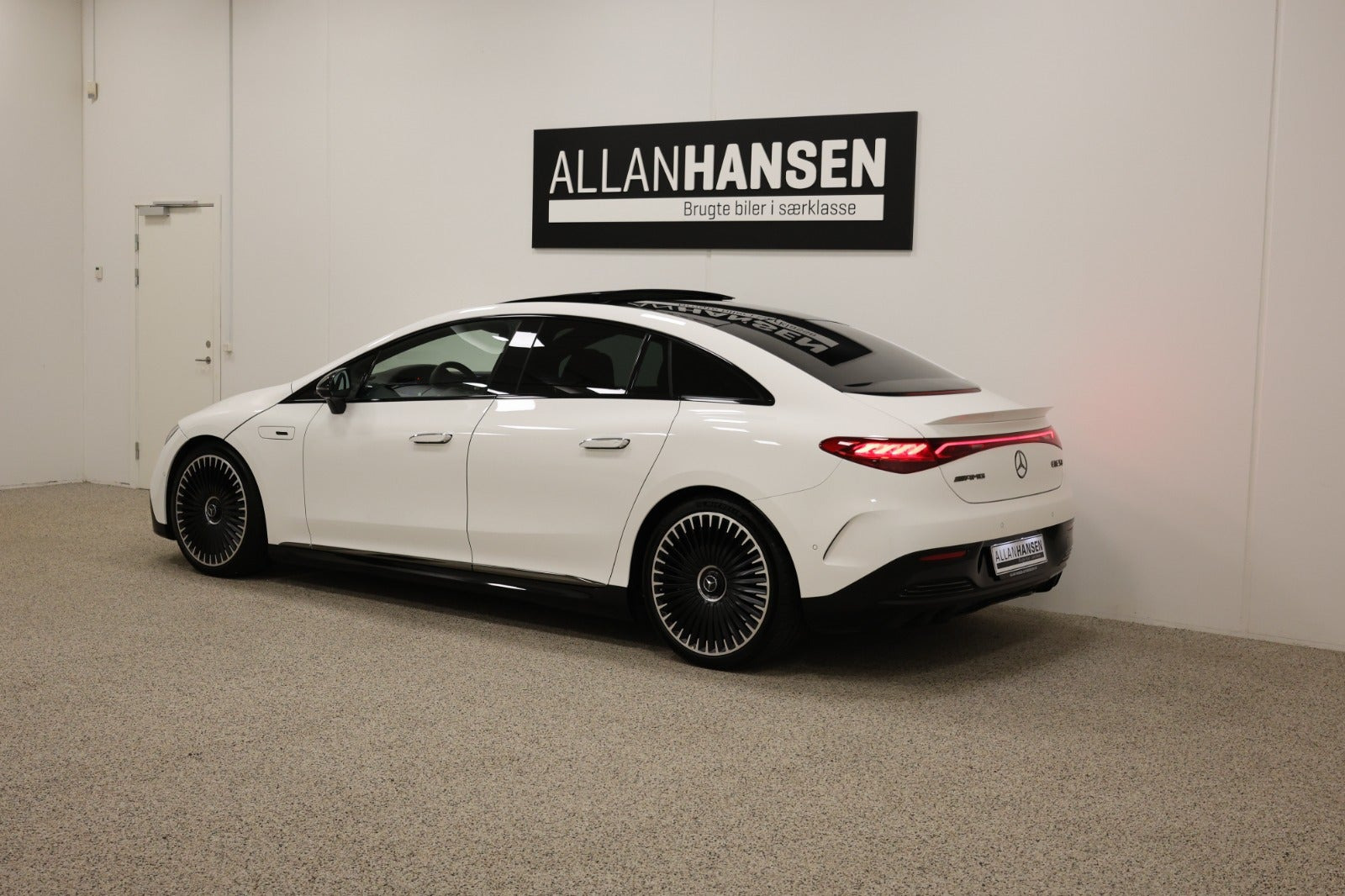 Hvid Mercedes EQE53 fra 2023 set udefra