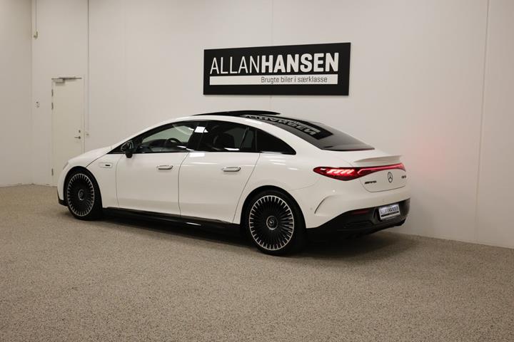 Hvid Mercedes EQE53 fra 2023 set udefra