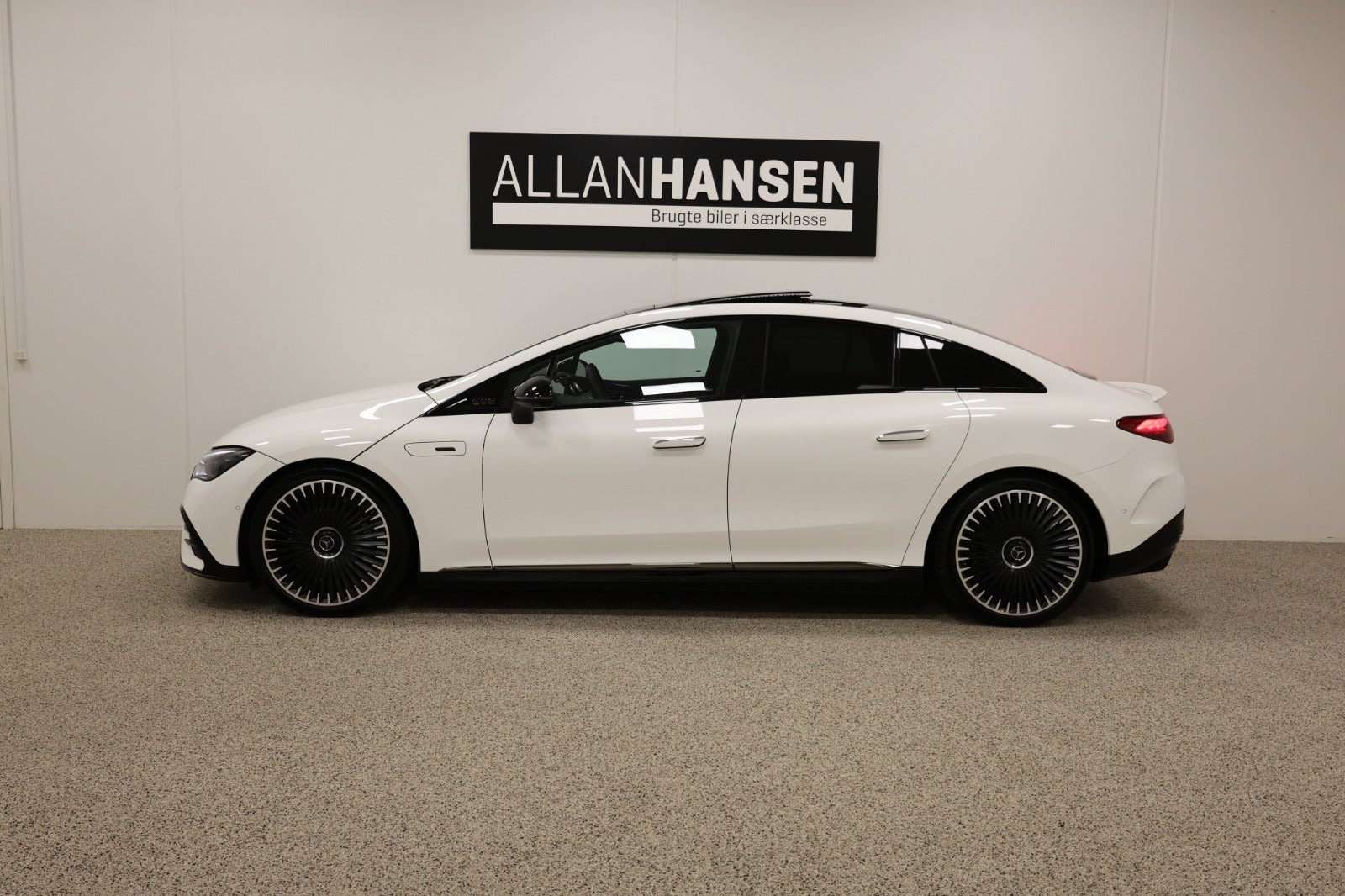 Hvid Mercedes EQE53 fra 2023 set udefra