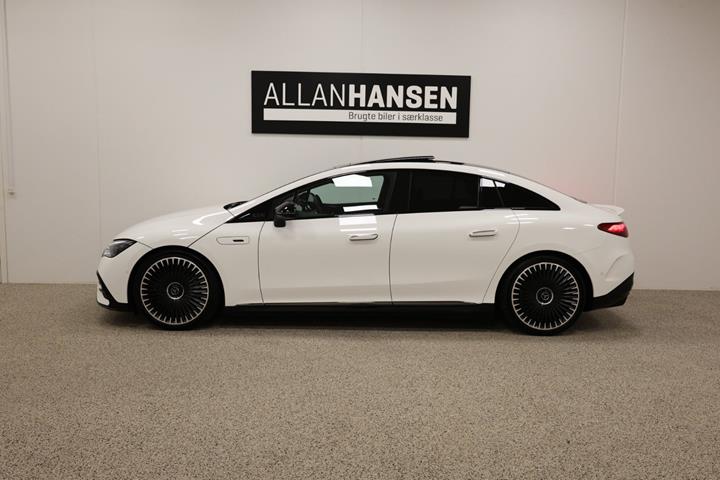 Hvid Mercedes EQE53 fra 2023 set udefra