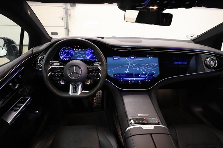 Hvid Mercedes EQE53 fra 2023 set indefra