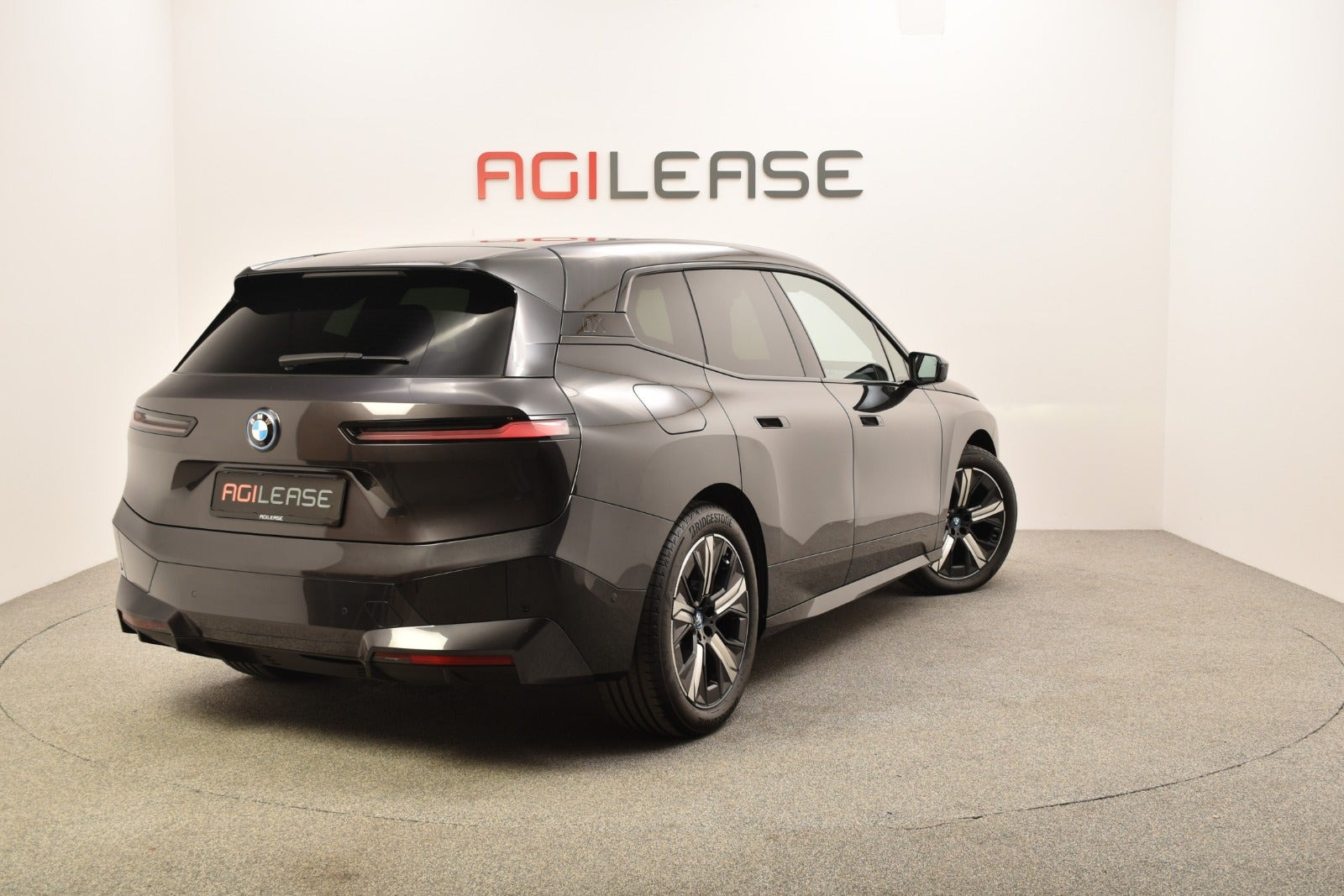 Grå BMW iX fra 2022