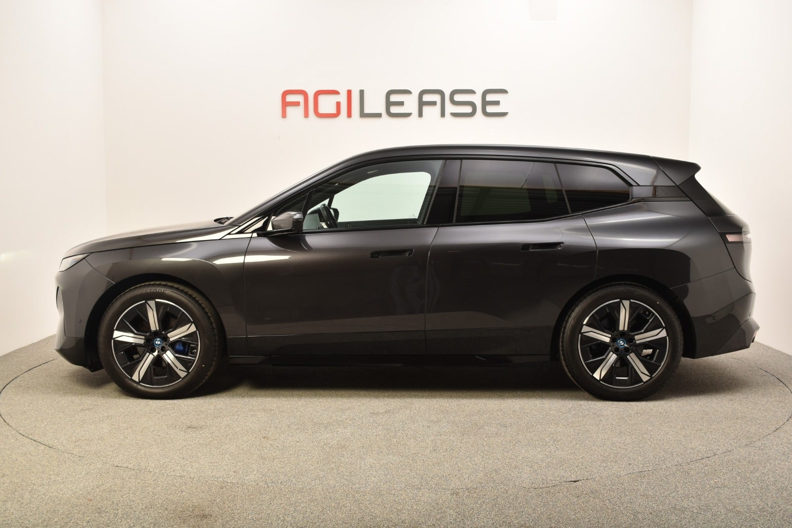 Grå BMW iX fra 2022