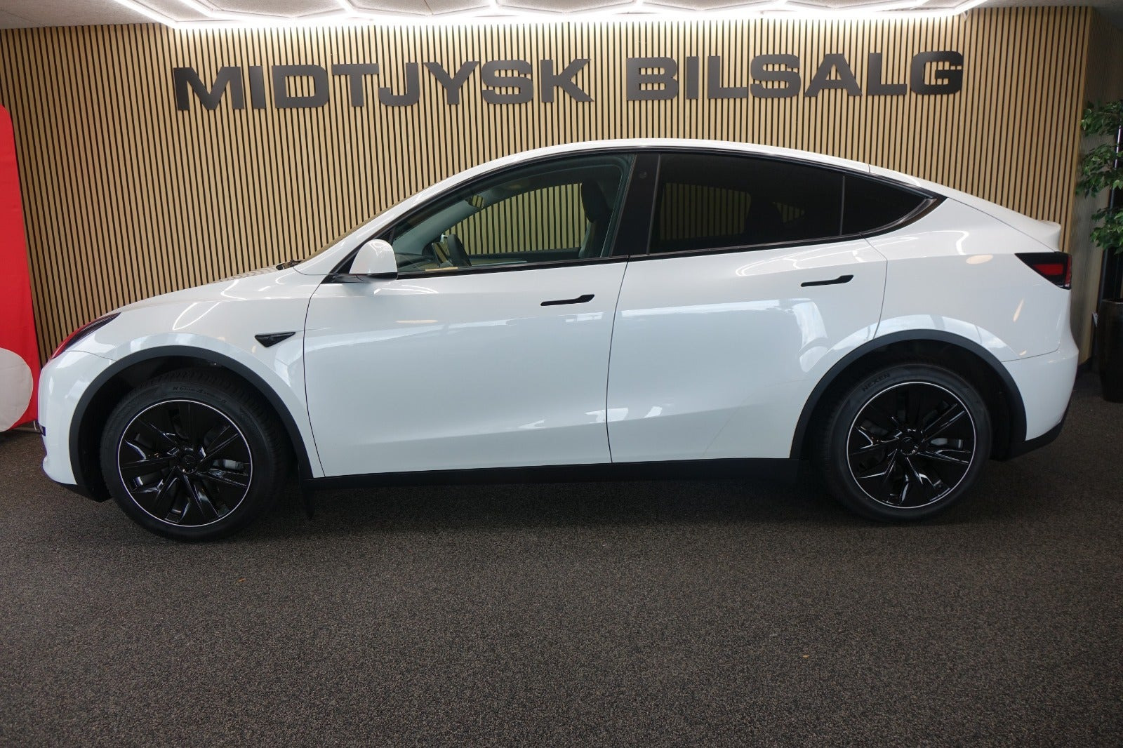 Hvid Tesla Model Y fra 2023