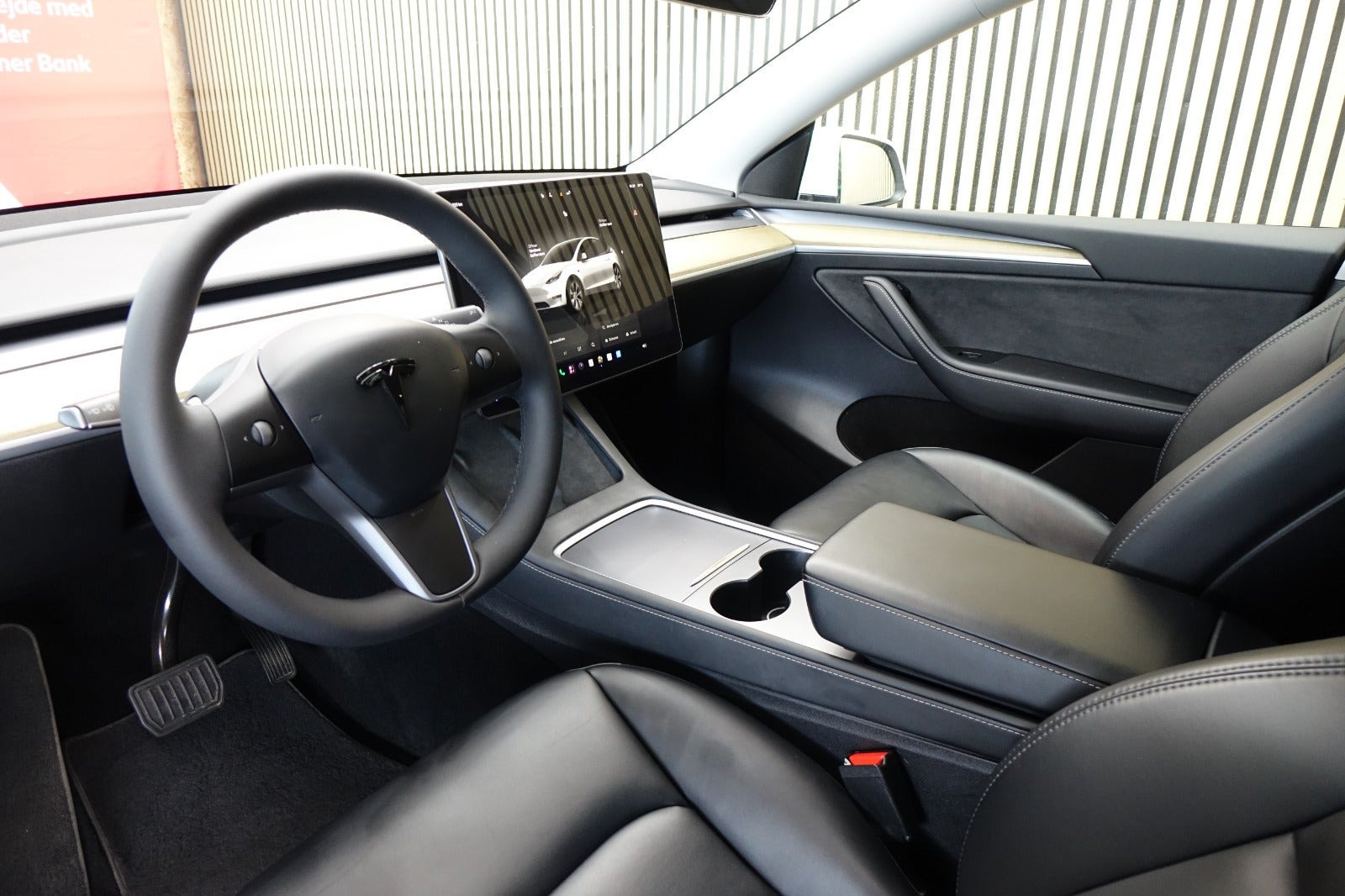Hvid Tesla Model Y fra 2023