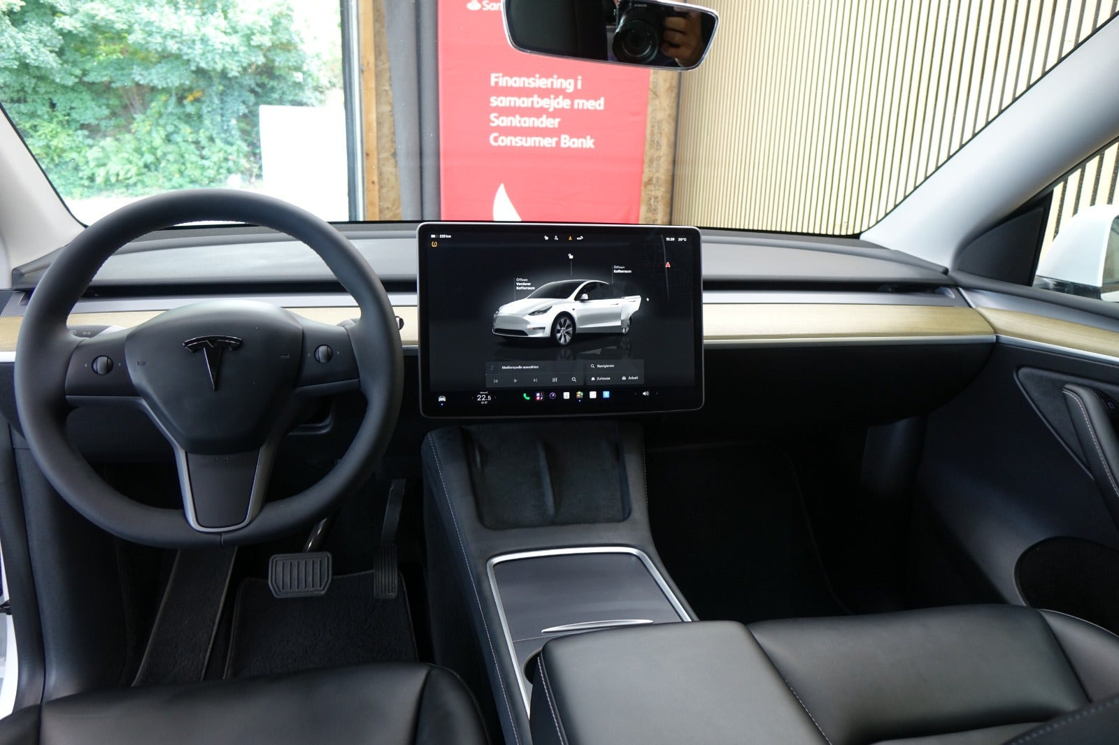 Hvid Tesla Model Y fra 2023