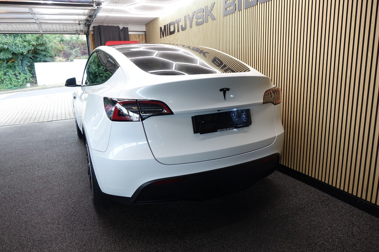 Hvid Tesla Model Y fra 2023