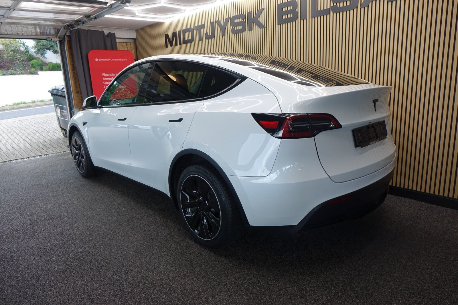Hvid Tesla Model Y fra 2023