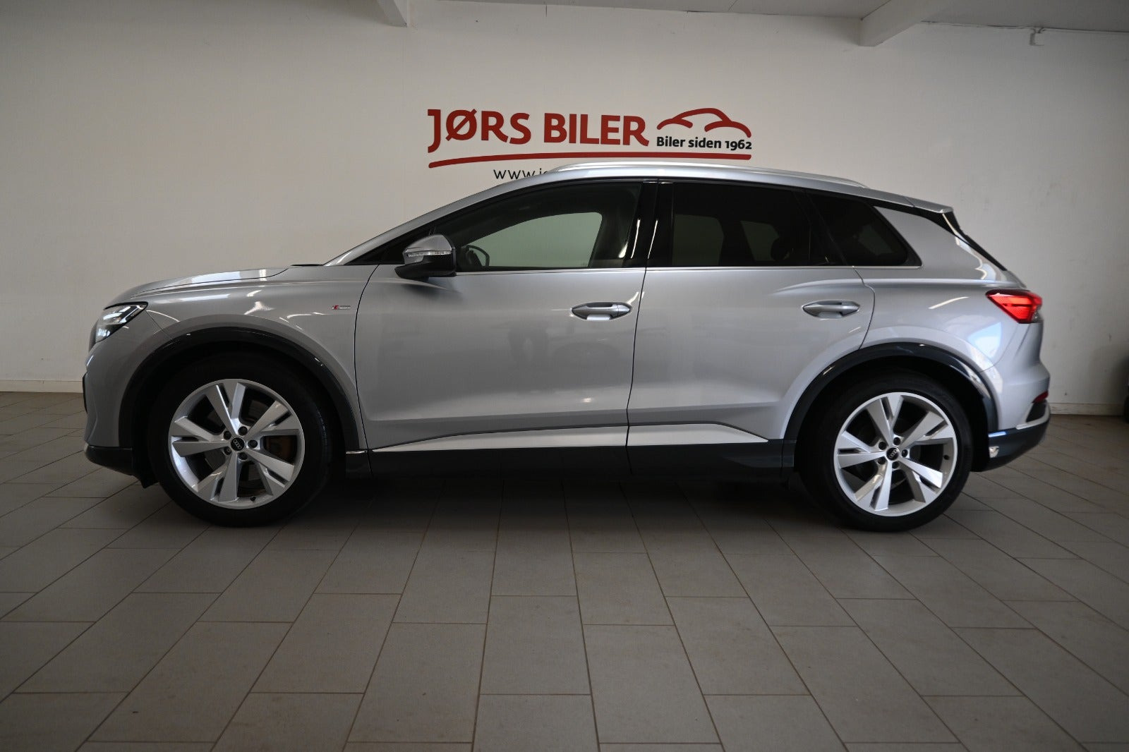 Sølv Audi Q4 e-tron fra 2022