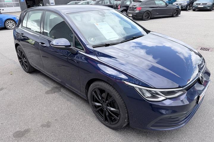 Blå VW Golf VIII fra 2022