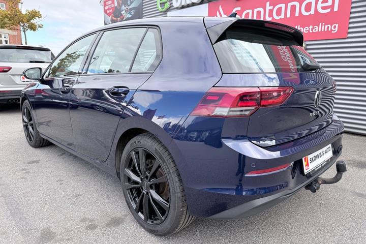Blå VW Golf VIII fra 2022