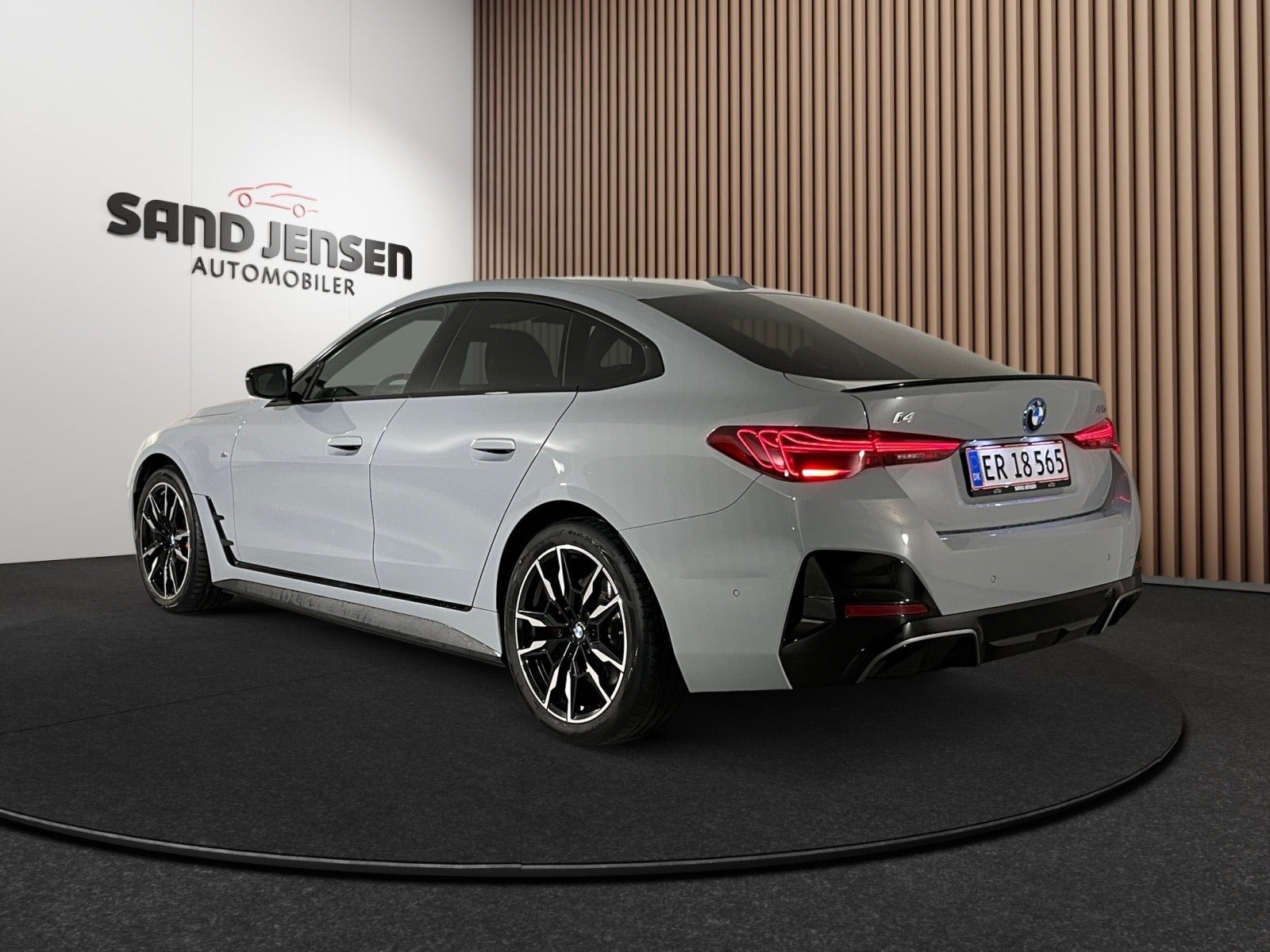 Grå BMW i4 fra 2025