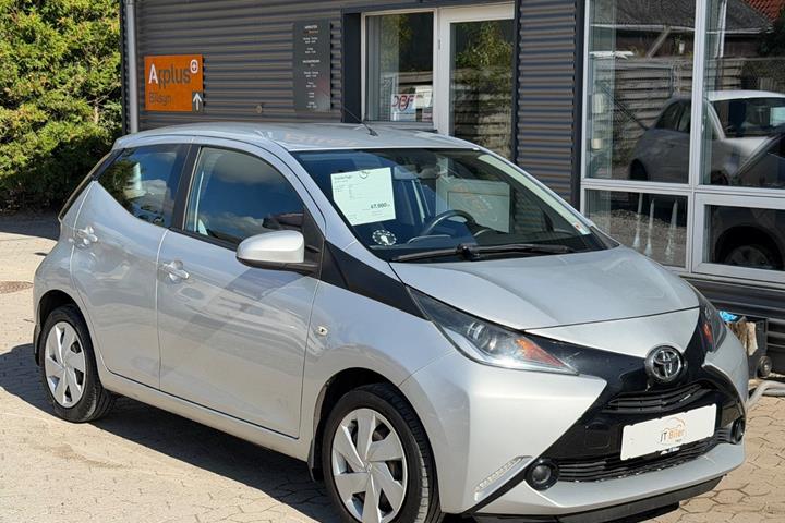 Sølv Toyota Aygo fra 2015 set udefra
