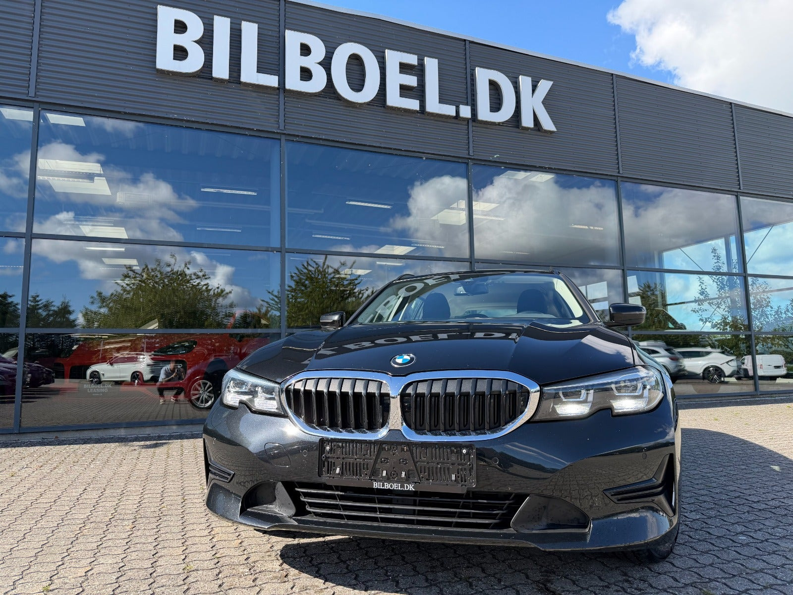 Sort BMW 330i fra 2020