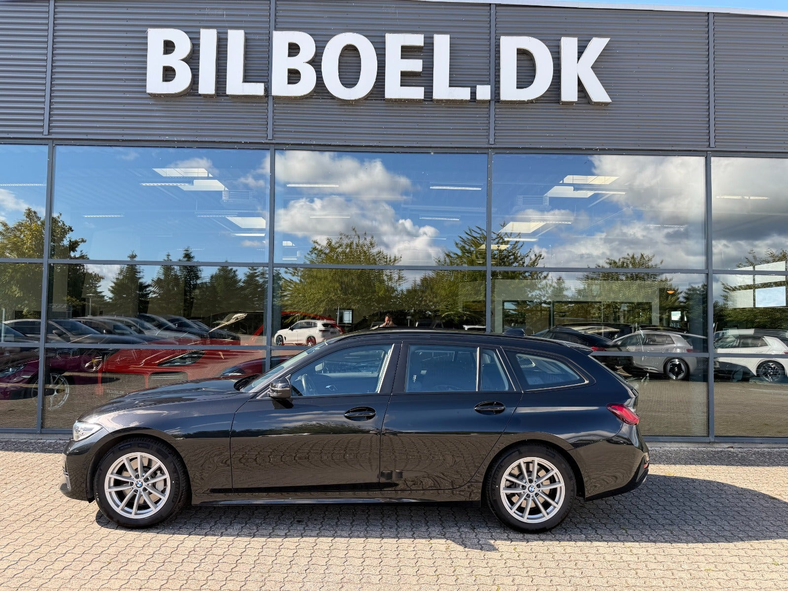 Sort BMW 330i fra 2020