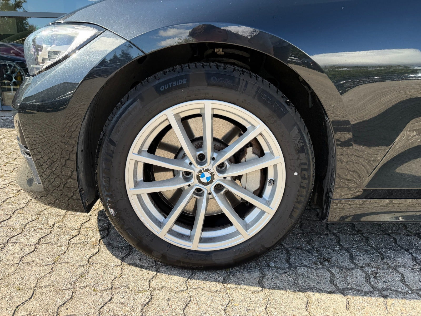 Sort BMW 330i fra 2020