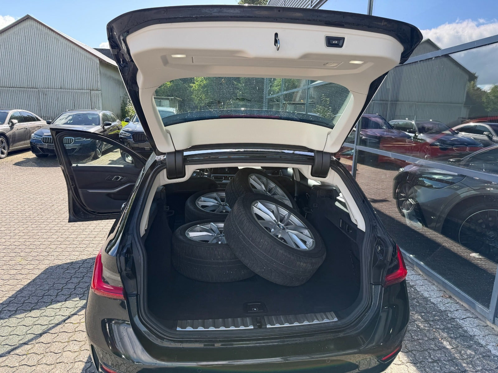Sort BMW 330i fra 2020
