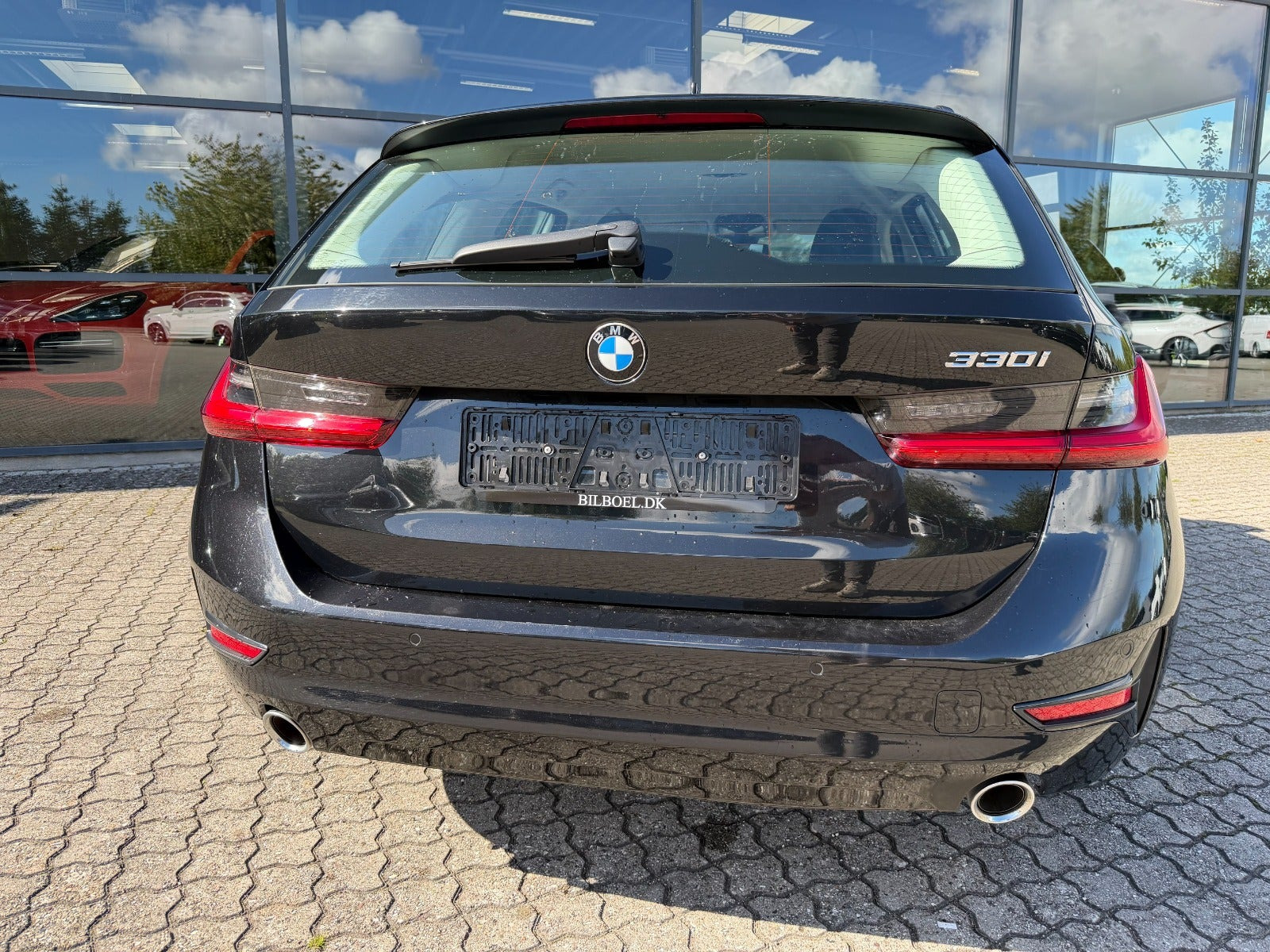 Sort BMW 330i fra 2020