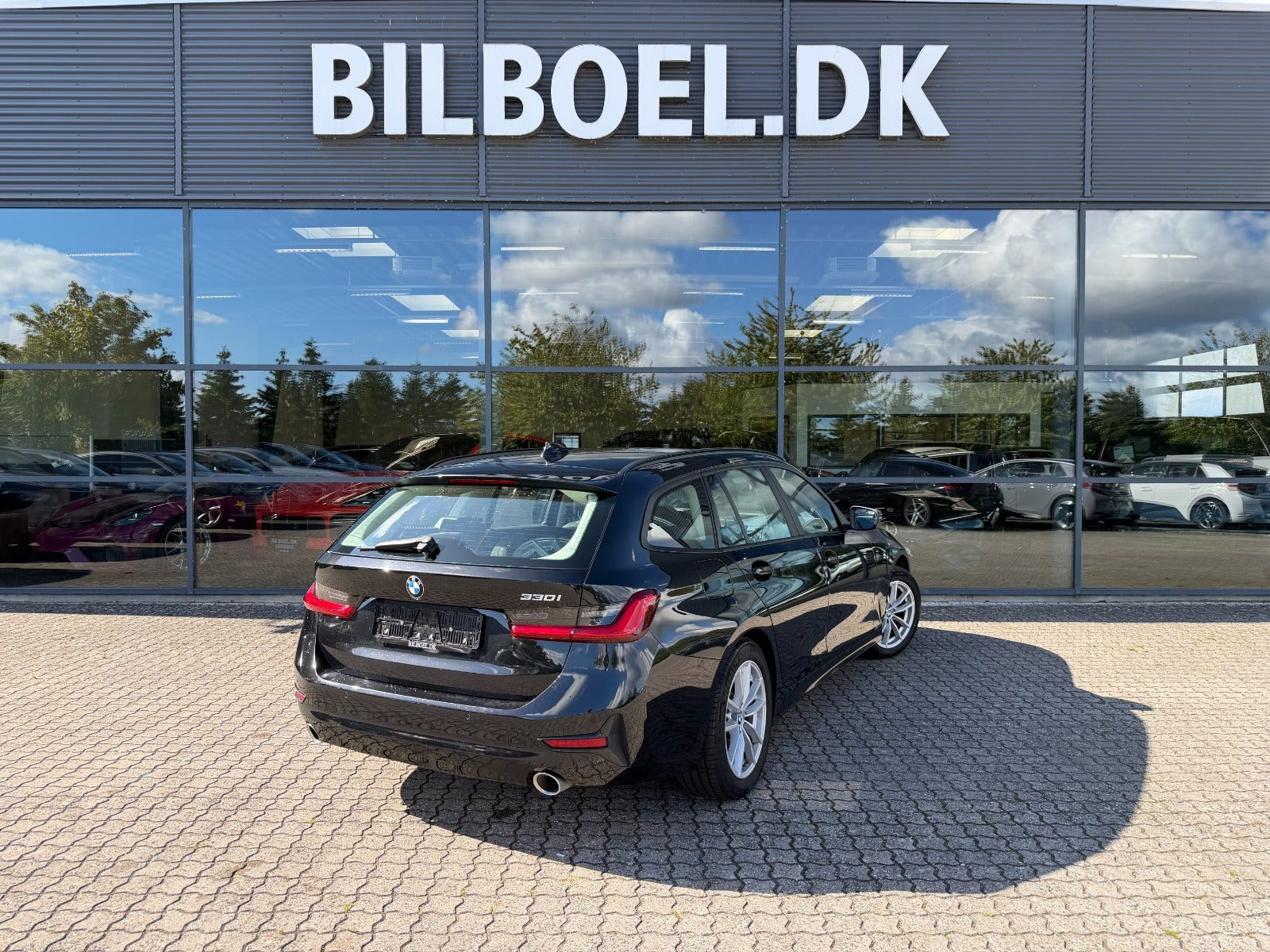Sort BMW 330i fra 2020