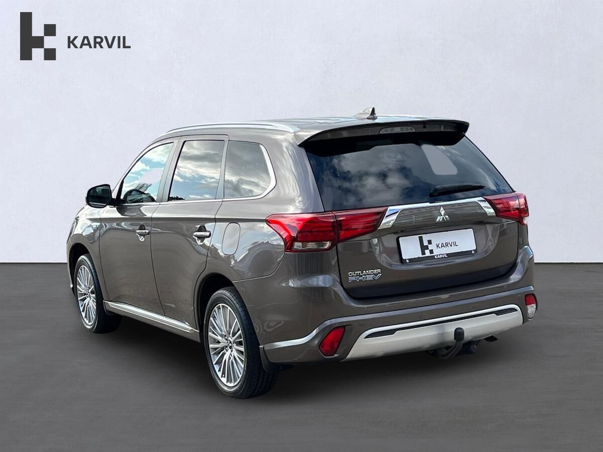 Brun Mitsubishi Outlander fra 2021