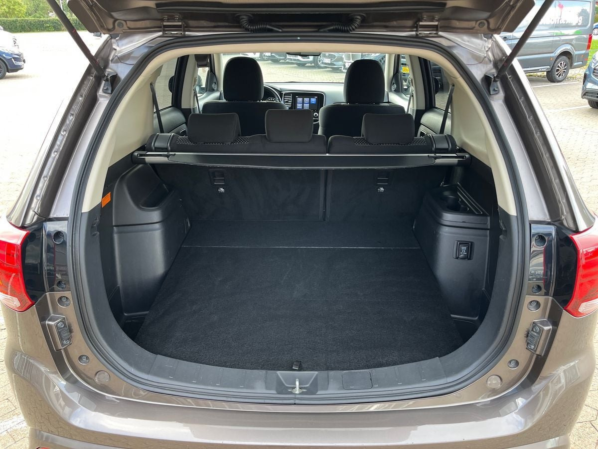 Brun Mitsubishi Outlander fra 2021