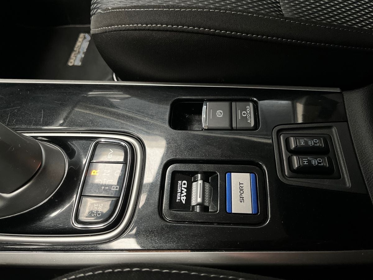 Brun Mitsubishi Outlander fra 2021