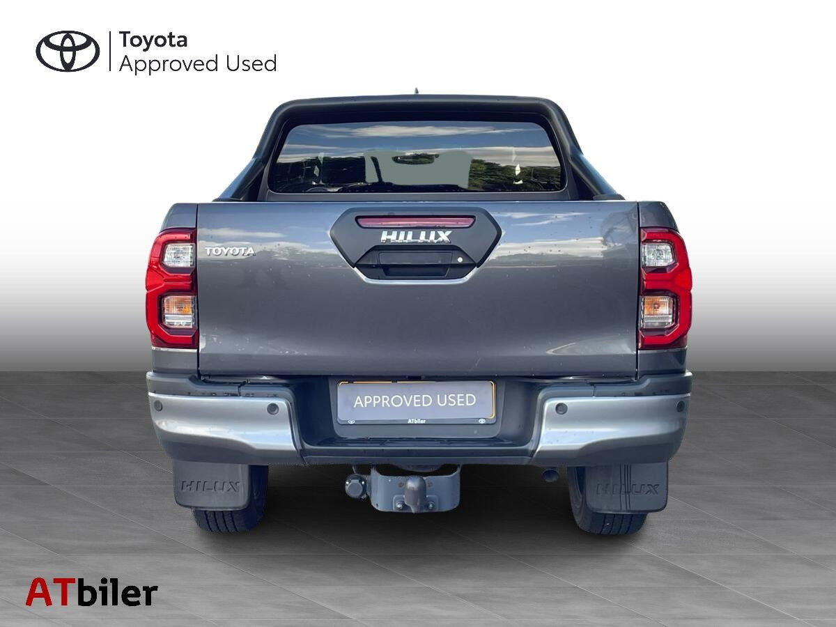 Sort Toyota HiLux fra 2025