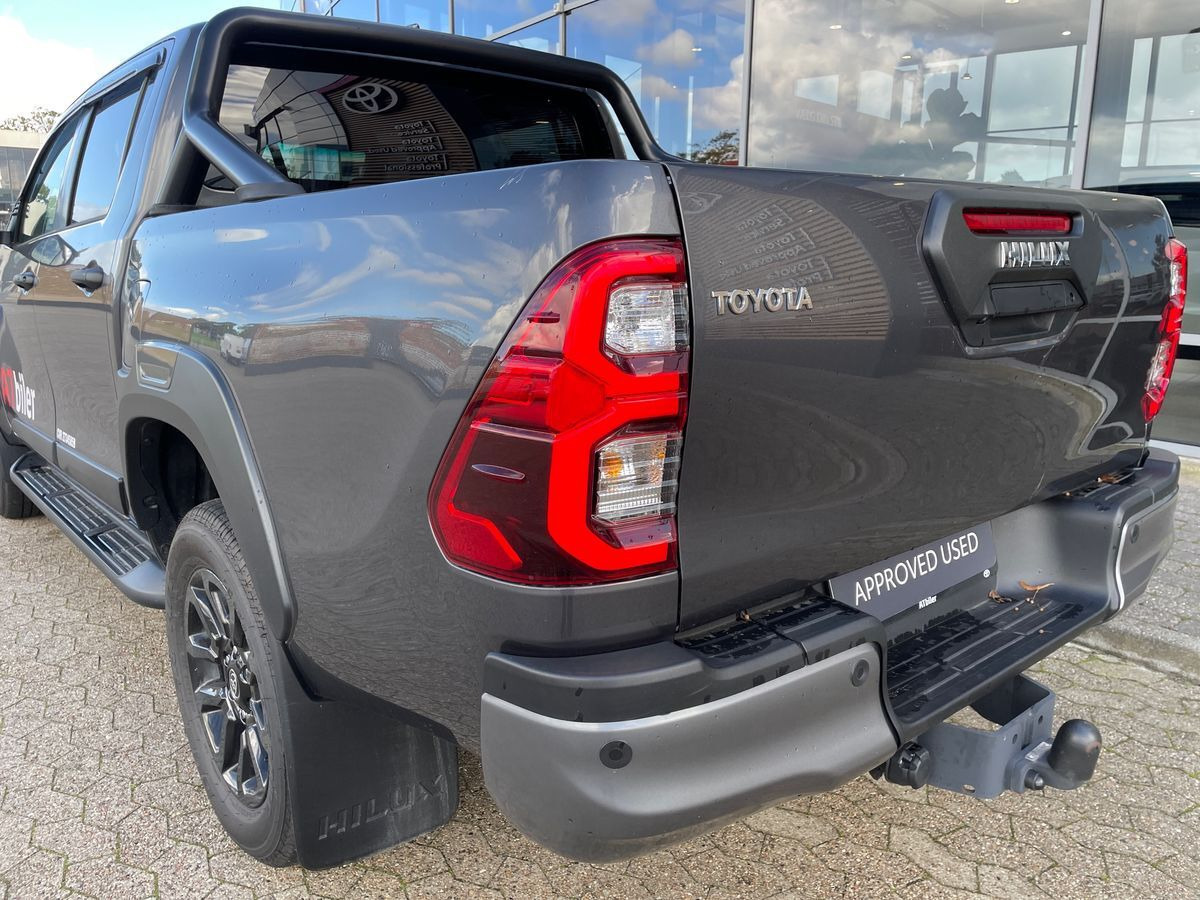Sort Toyota HiLux fra 2025