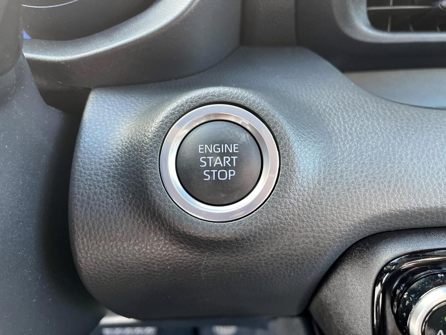 Sølv Toyota Yaris fra 2023