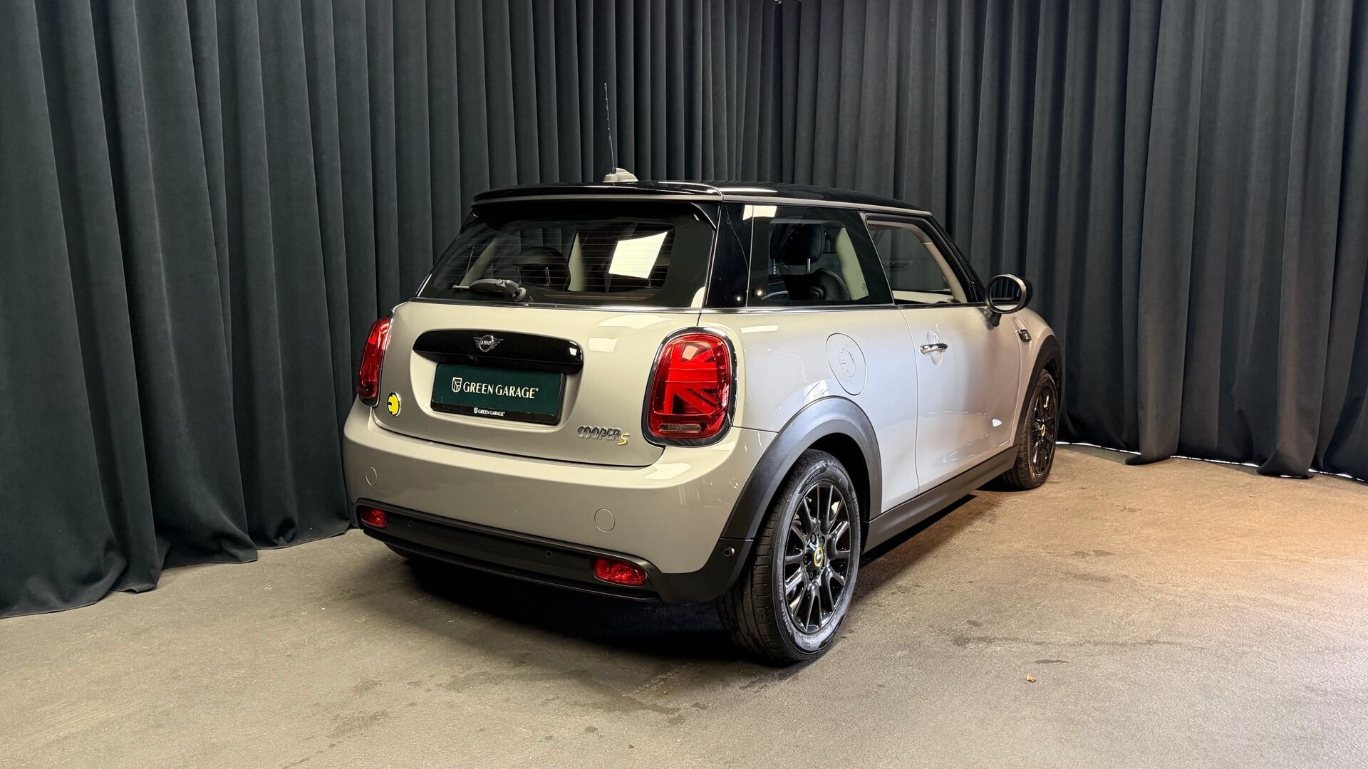 Sølv Mini Cooper fra 2023
