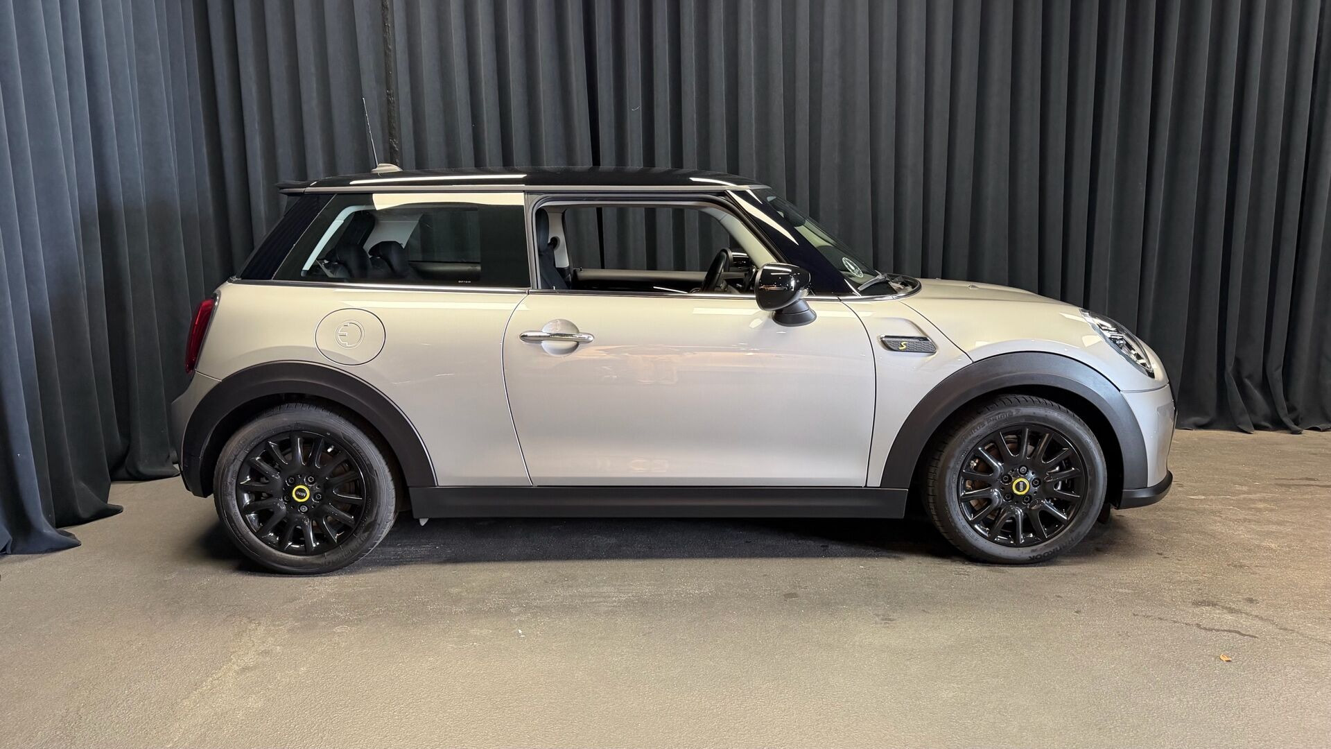 Sølv Mini Cooper fra 2023