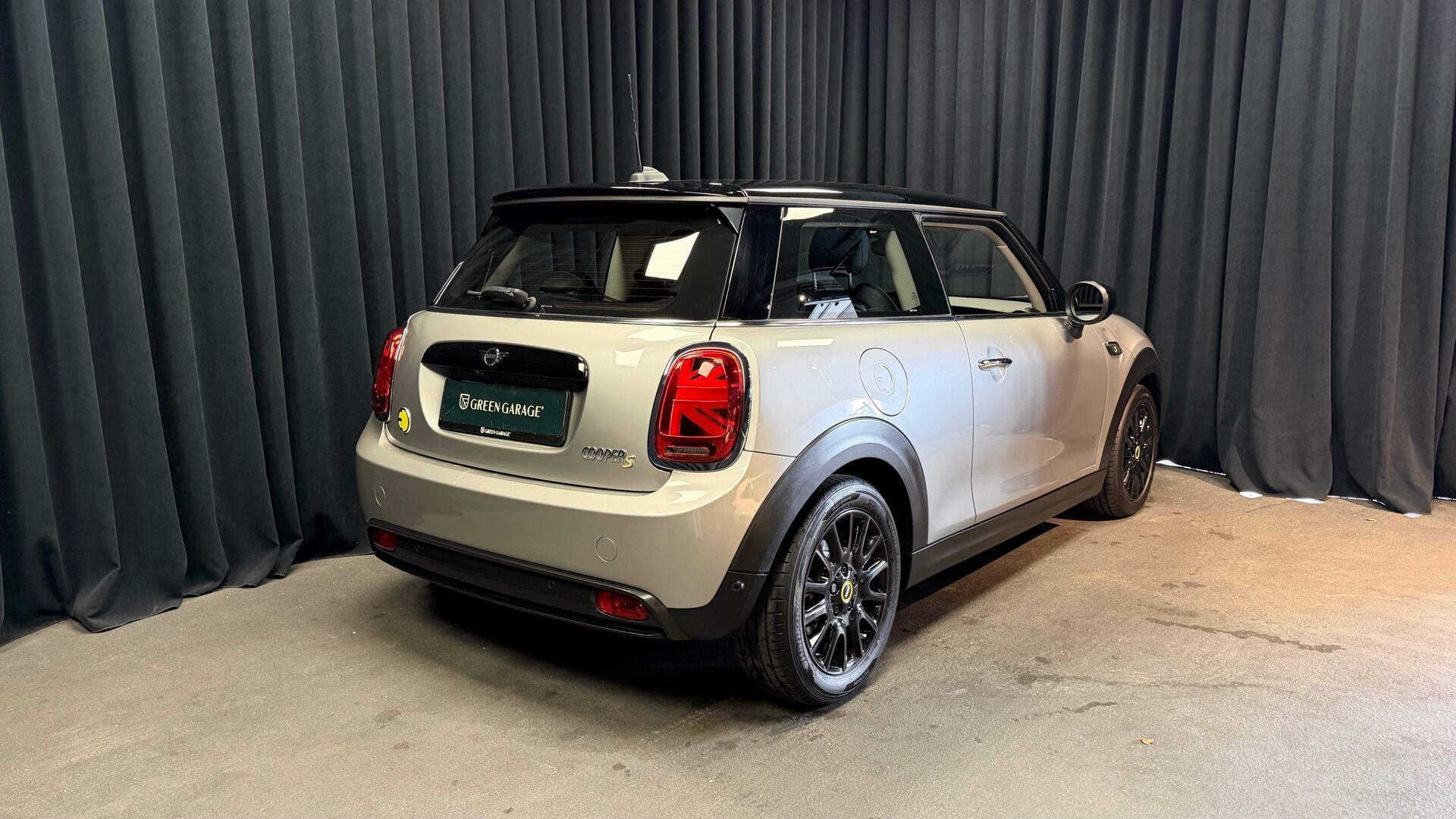 Sølv Mini Cooper fra 2023