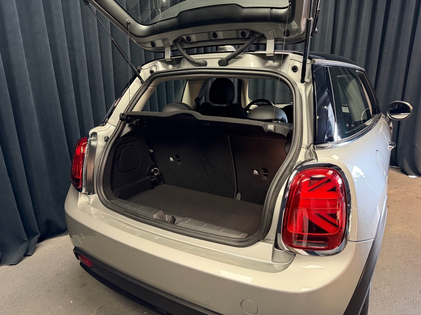 Sølv Mini Cooper fra 2023