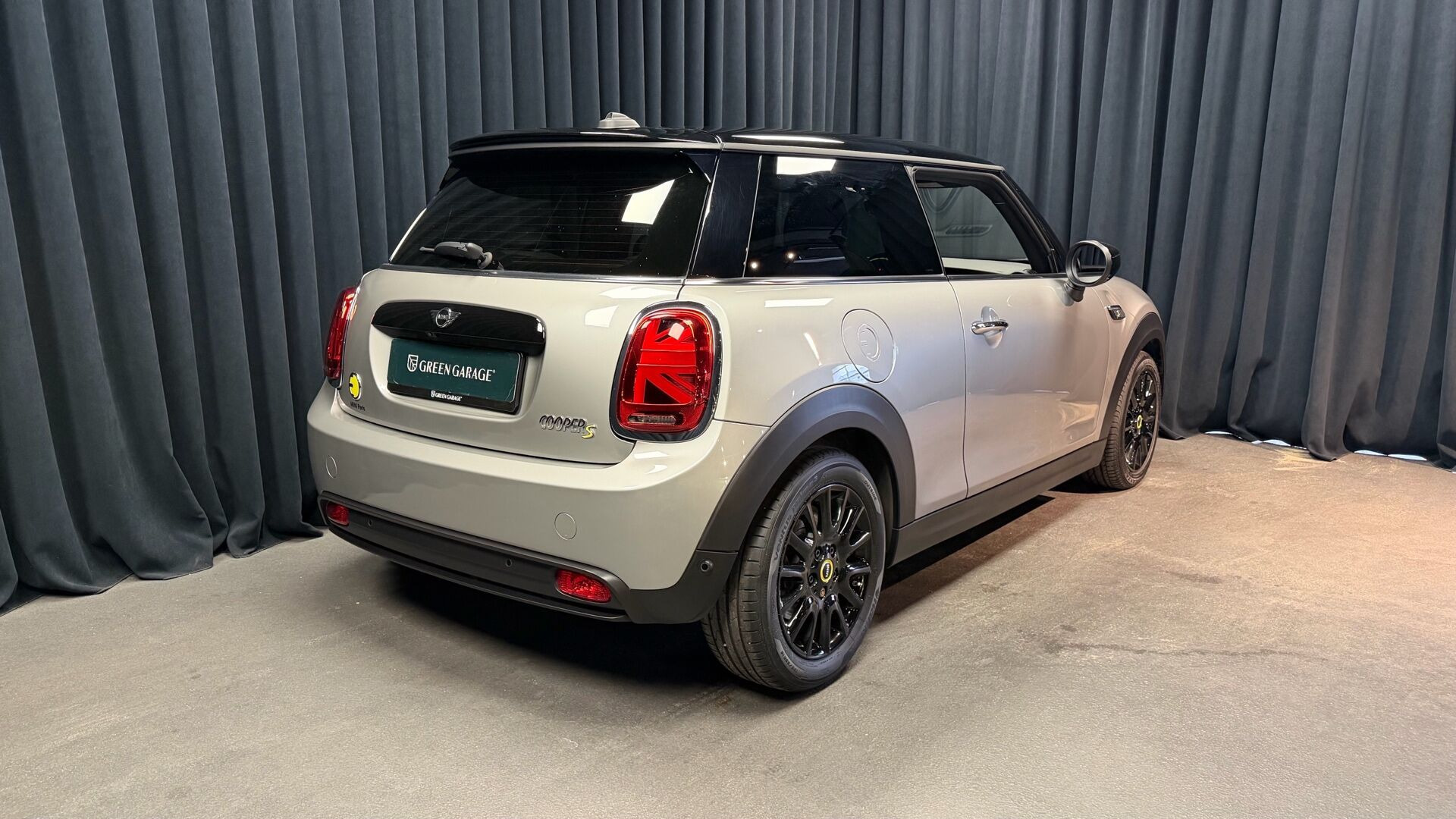 Sølv Mini Cooper fra 2023