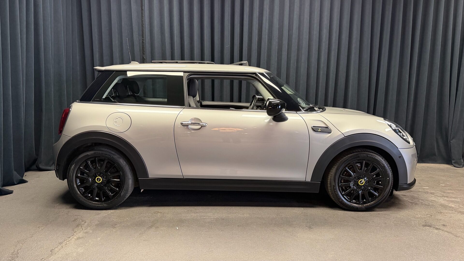Sølv Mini Cooper fra 2023