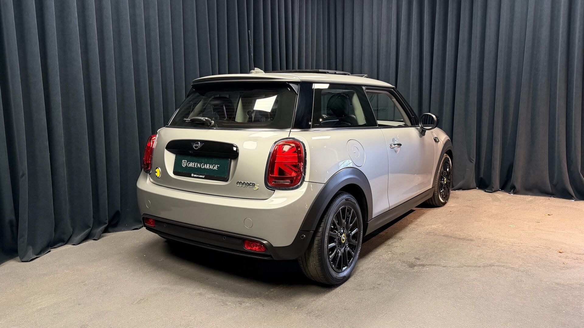Sølv Mini Cooper fra 2023