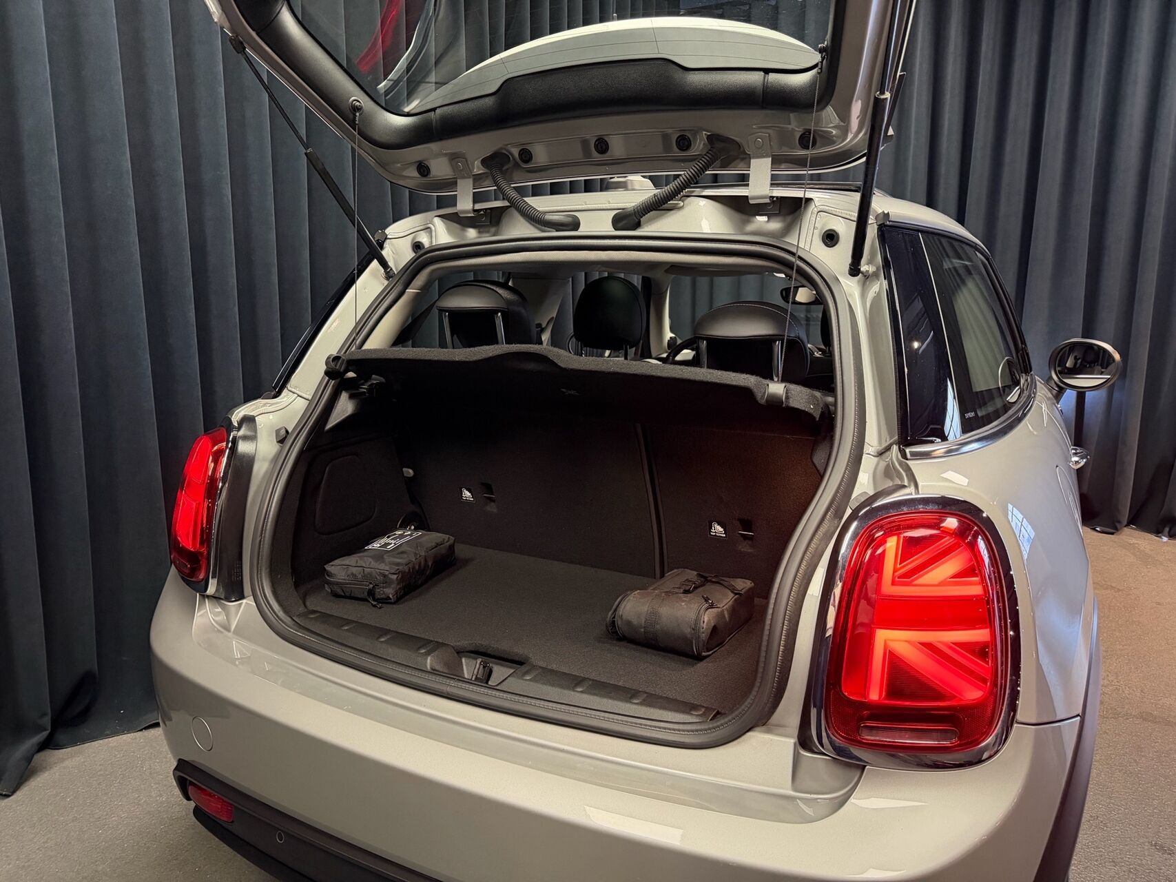 Sølv Mini Cooper fra 2023