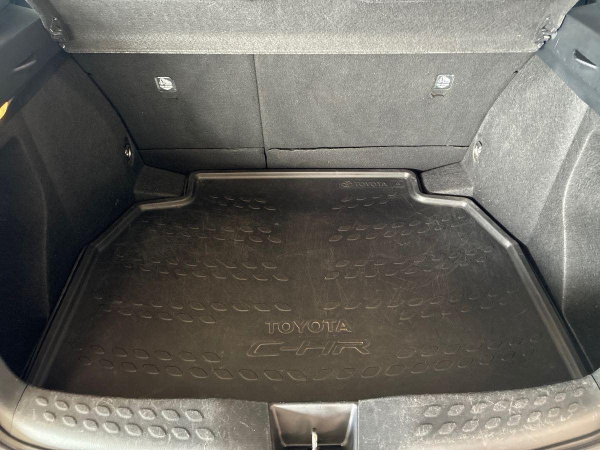 Grå Toyota C-HR fra 2019