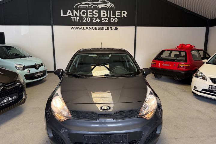 Grå Kia Rio fra 2013