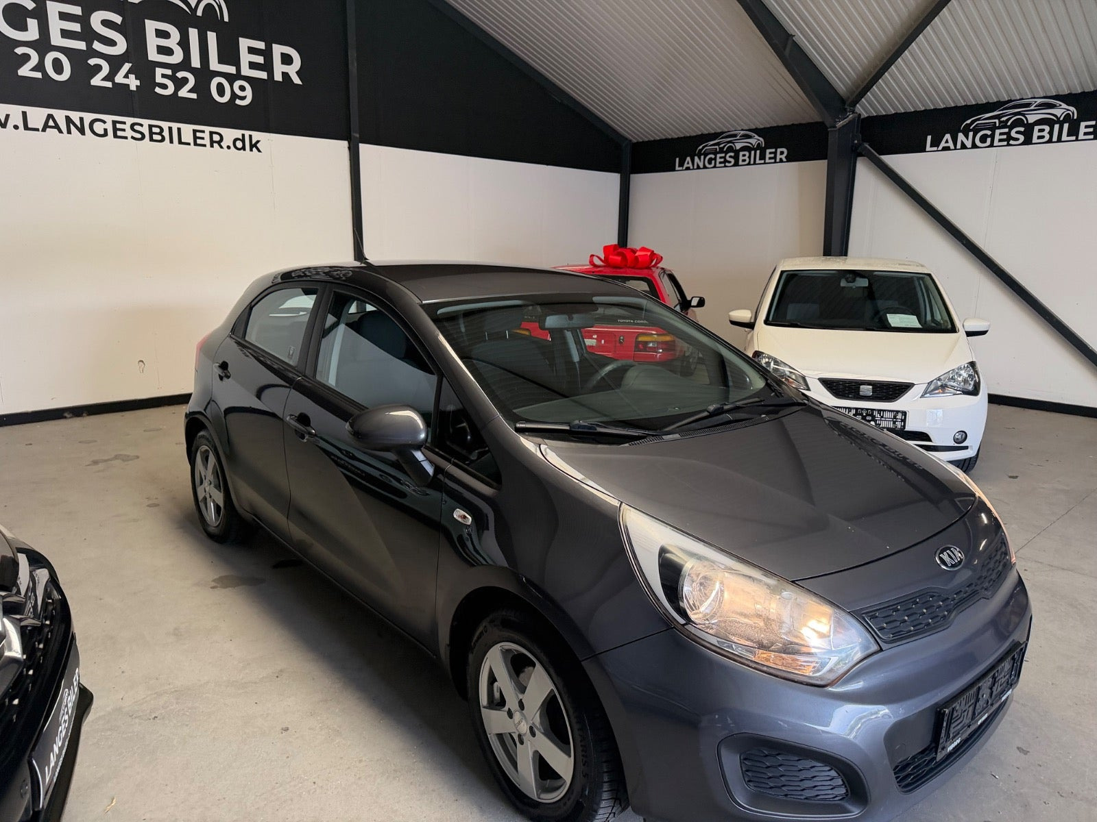 Grå Kia Rio fra 2013